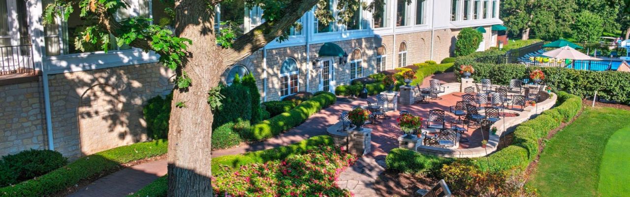 Patio dining at Elgin Country Club