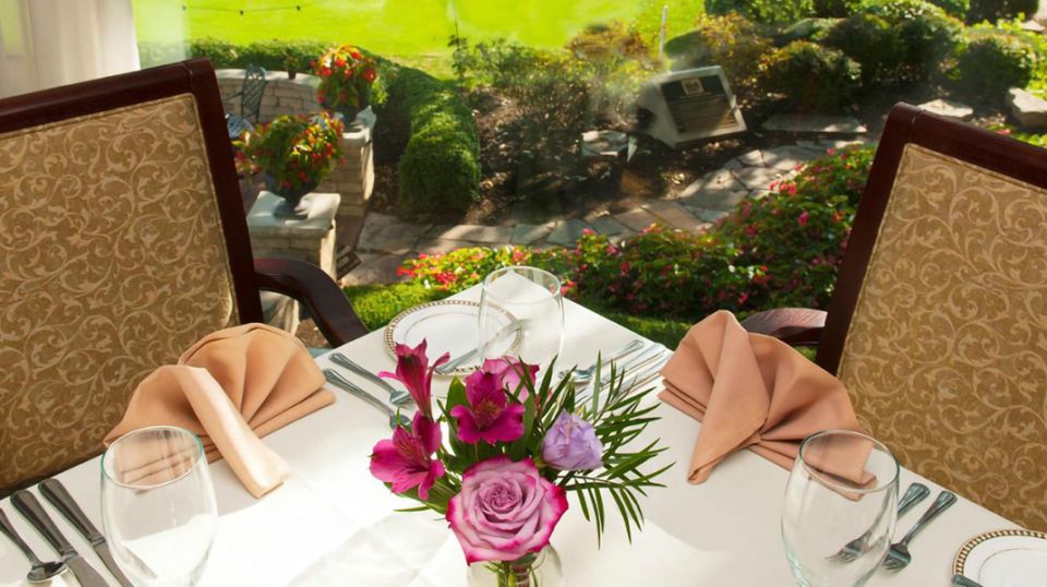 Dining at Elgin Country Club